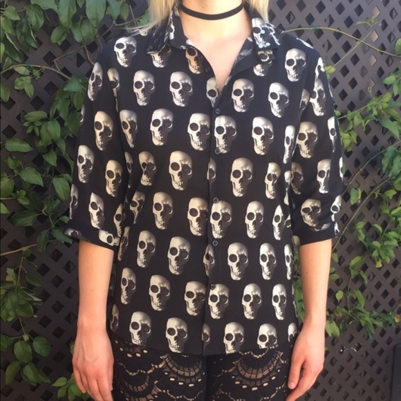 NWOT Black & White 3D Skull Button Up Top - Picture 5 of 6
